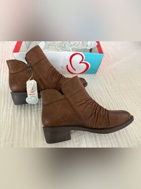 NWT BareTraps Sam Bootie Size 8 Wide